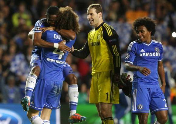 AP - Chelsea tuvo dos remates en el travesa&#241;o en el inicio del segundo tiempo, uno de ellos con un fant&#225;stico tiro libre de Oscar.