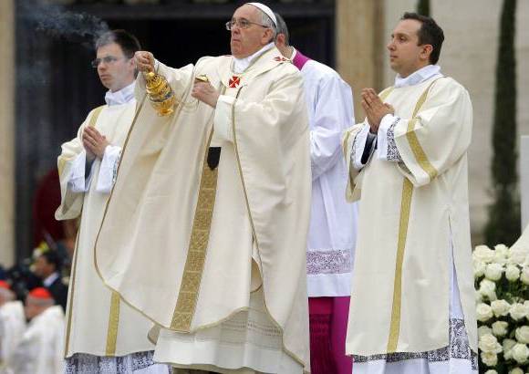 FOTO AP - Francisco estableció claramente el punto en su homilía al elogiar a ambos hombres por su trabajo asociado al Concilio Vaticano II.