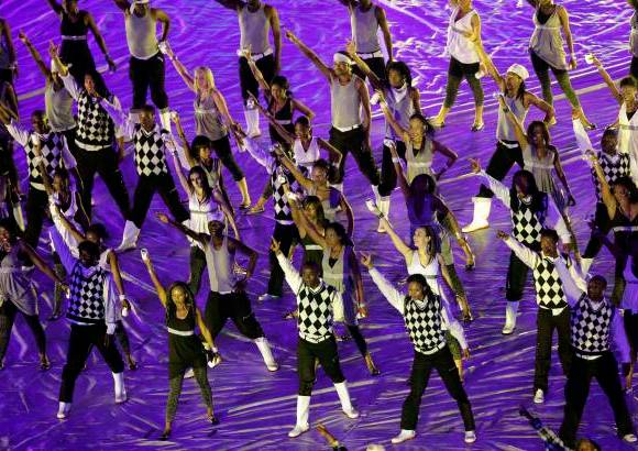 AP - Durante los 28 minutos que dur&#243; la ceremonia, que se retransmiti&#243; a 215 pa&#237;ses y que los organizadores preve&#237;an que ser&#237;a vista por m&#225;s de 500 millones de personas, participaron 780 artistas y algunos de los cantantes y bailarines africanos y sudafricanos m&#225;s importantes.