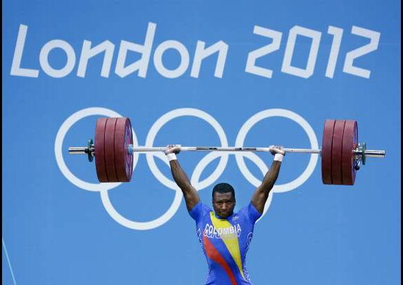 AP - &#211;scar Figueroa levant&#243; 140 kilogramos en arranque y 177 en envi&#243;n.