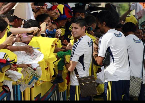 Colprensa - Cientos de personas esperaron m&#225;s de una hora, bajo el inclemente sol y a unos 35 grados cent&#237;grados, para ver la salida de los &#237;dolos del f&#250;tbol colombiano.