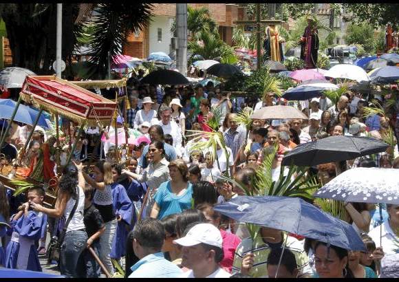 R&#243;binson S&#225;enz - La alta temperatura de la ma&#241;ana no fue impedimento para que los creyentes salieran a las calles.