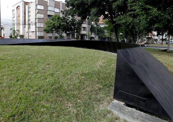 Jaime P&#233;rez - &#193;gora, escultura de Ronny Vayda, compenetrada con el entorno en el barrio Conquistadores.
