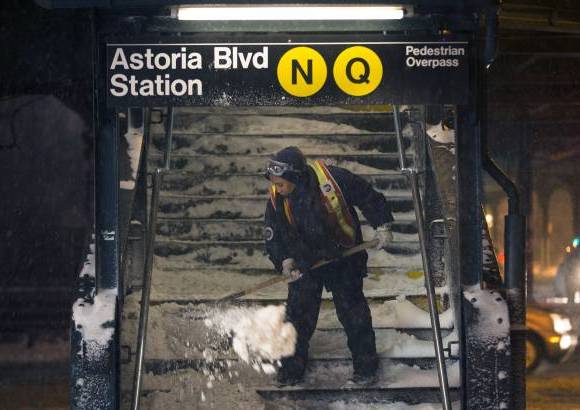 AP - Los residentes de Boston también se preparan para un máximo de 36 centímetros de nieve durante la mañana del viernes 3 de enero.