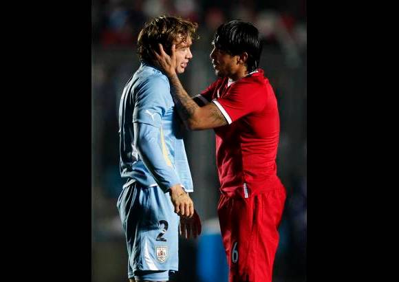 Reuters - Diego Lugano (Uruguay) y Juan Vargas (Per&#250;) fueron hombres destacados en cada una de sus selecciones. El uruguayo le imprimi&#243; seguridad a la defensa charr&#250;a y el peruano contribuy&#243; al ataque en la etapa complementaria.
