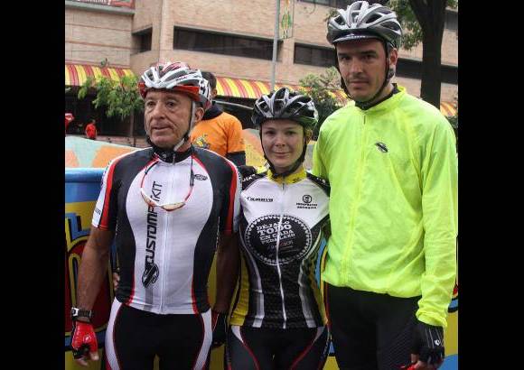 R&#243;binson S&#225;enz - Ra&#250;l Echeverri (izq) y su hija Mar&#237;a Isabel (centro), acompa&#241;ada por su esposo (der.). Ella se consagr&#243; como la reina de la categor&#237;a damas C.