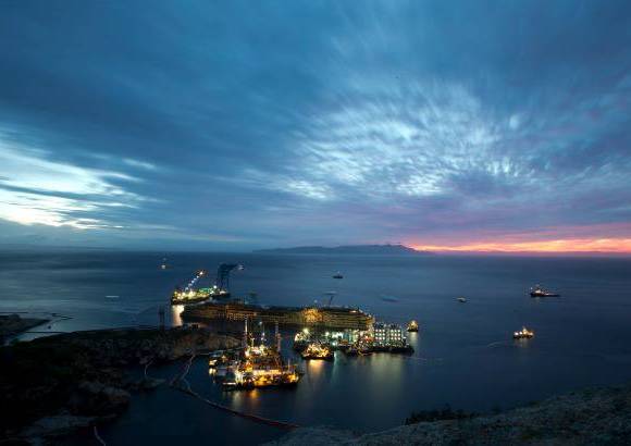 AP - El Costa Concordia, el gigantesco crucero que naufragó el 13 de enero de 2012 y causó la muerte de 32 personas, ya está enderezado tras una operación de ingeniería sin precedentes que duró 19 horas.