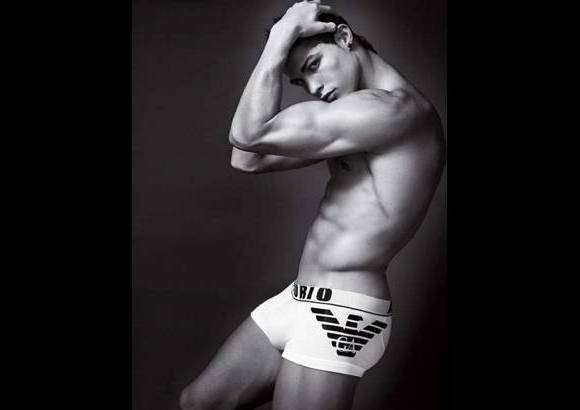 Cortes&#237;a Armani - En 2010 la imagen de la campa&#241;a publicitaria de Armani fue el futbolista portugu&#233;s Cristiano Ronaldo.