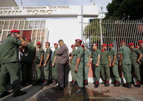 Reuters - Alrededor de 139.000 efectivos militares est&#225;n encargados de los centros de votaci&#243;n como parte del denominado Plan Rep&#250;blica.