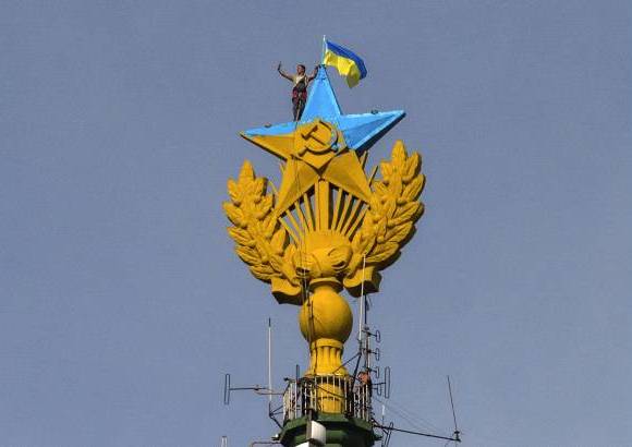 AP - El rascacielos moscovita, de 176 metros de altura, es uno de los &#237;conos de la era sovi&#233;tica y se encuentra al este del Kremlin. Aunque la estrella que corona la edificaci&#243;n es dorada, se le llama la &quot;estrella roja&quot;, en alusi&#243;n a la revoluci&#243;n comunista. Manifestantes escalaron el edificio y pintaron la estrella con los colores nacionales de Ucrania. 4 personas fueron detenidas por el hecho.