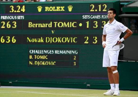 Reuters - Djokovic, quien busca su primer t&#237;tulo en Wimbledon y tambi&#233;n el n&#250;mero uno del ranquin mundial, se impuso sin dificultades en el set inicial, pero su rival, de apenas 18 a&#241;os, se recuper&#243; y dio batalla en el segundo.