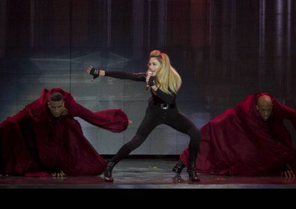 AP - Tras una primera media hora de infarto, en la que s&#243;lo us&#243; la guitarra para entonar Turn up the radio, lleg&#243; el momento del euskera. Madonna present&#243; al trio vascofranc&#233;s Kalakan, de quien hab&#237;a quedado prendada en una visita al norte de los Pirineos, que cubri&#243; de ritmo Open your heart y la enlaz&#243; con su tema en euskera Sagarra Jo, interpretado como una especie de mantra en uno de los momentos m&#225;s aplaudidos del recital.