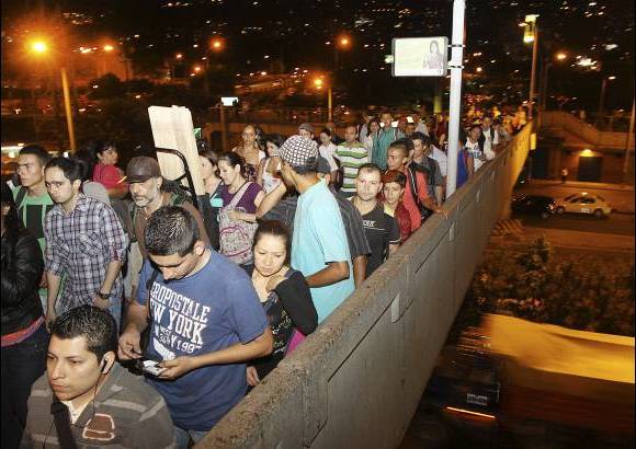 Foto R&#243;binson S&#225;enz - As&#237; registra el metro en algunas estaciones en hora pico.