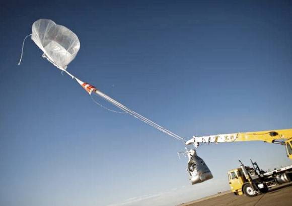 Foto Cortes&#237;a Misi&#243;n Stratos Red Bull - El poderoso brazo de la gr&#250;a ser&#225; una pieza importante para sostener la c&#225;psula antes de elevarse arrastrada por el globo.