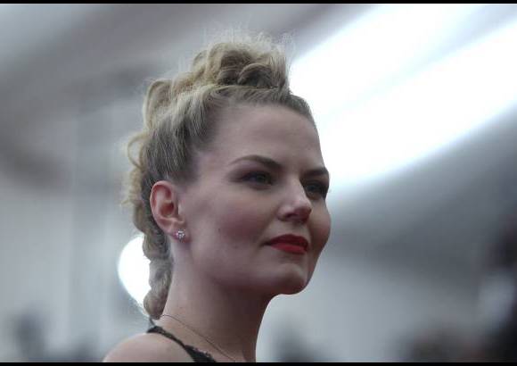 Reuters - Jennifer Morrison lucio una cresta en su indumentaria punk.