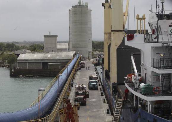 - El carbón pasa por un túnel sellado que evita la contaminación del agua y los alrededores.