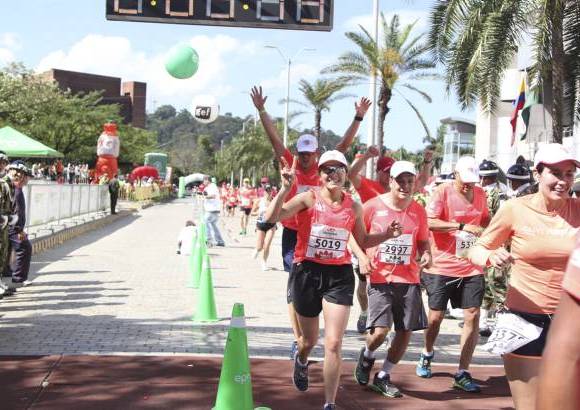 Esteban Jaramillo y Sebasti&#225;n Salazar - M&#225;s de 10 mil competidores se dieron cita en esta hist&#243;rica cita deportiva que se corr&#237;a en las modalidades de 5, 10, 21 y 42 kil&#243;metros.