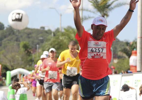 Esteban Jaramillo y Sebasti&#225;n Salazar - M&#225;s de 10 mil competidores se dieron cita en esta hist&#243;rica cita deportiva que se corr&#237;a en las modalidades de 5, 10, 21 y 42 kil&#243;metros.