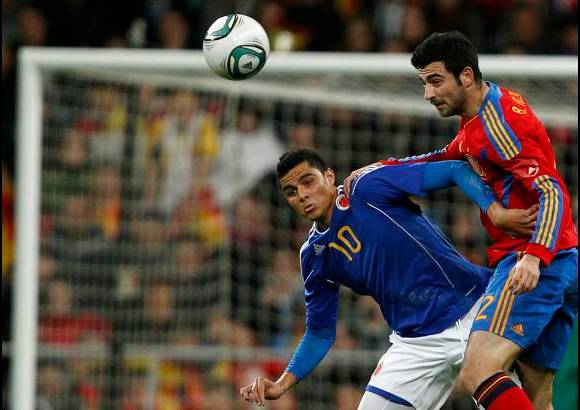 Reuters - El equipo de Vicente del Bosque domin&#243; la posesi&#243;n del bal&#243;n, pero apenas cre&#243; ocasiones de peligro, mientras que Colombia plant&#243; cara al conjunto espa&#241;ol y pudo haberse llevado la victoria en un estadio Santiago Bernab&#233;u casi lleno y engalanado.