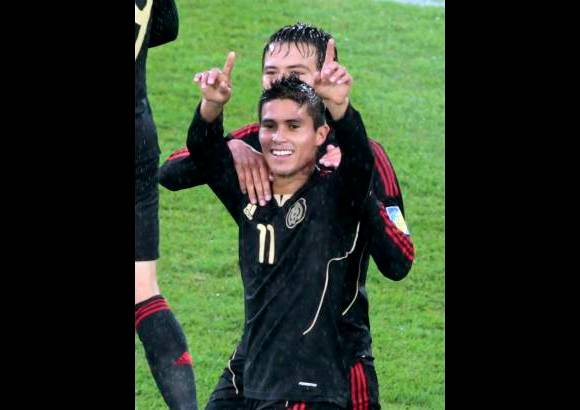 Reuters - M&#233;xico record&#243; que le gusta darle vuelta a los marcadores. Con Carlos Orrantia y Erick Torres busc&#243; la paridad, pero el gol se lo encontr&#243; el volante Ulises D&#225;vil, al minuto 12, con un remate de media distancia que groseramente se le col&#243; el bal&#243;n entre las piernas al portero Jonathan Kigali de Francia.