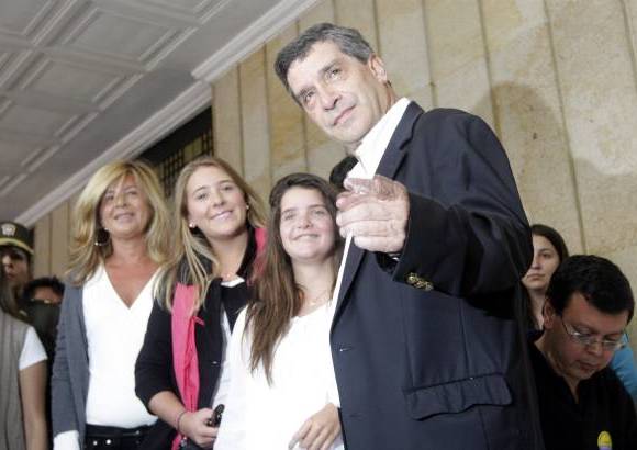 Colprensa - Acompañado por su esposa e hijas, el candidato a la presidencia por el partido Liberal, Rafael Pardo, se acercó este domingo a uno de los puestos de la Plaza de Bolívar, para ejercer el derecho al voto.