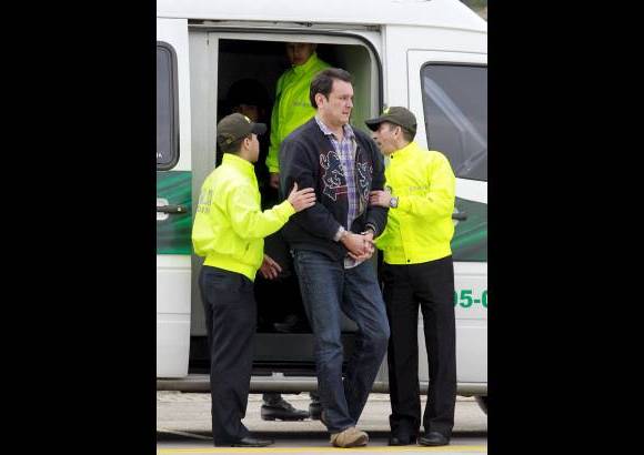 Colprensa - En un avi&#243;n de la DEA fue traslado a Estados Unidos, este jueves por la ma&#241;ana, Camilo Torres Mart&#237;nez, alias &quot;Fritanga&quot;, junto a otras seis personas para que respondan ante una Corte Federal de La Florida por el delito de narcotr&#225;fico.