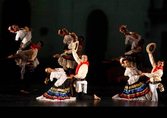 Luis Eduardo Noriega - Para complementar el trabajo de los bailarines y m&#250;sicos, el espect&#225;culo cuenta adem&#225;s con dos pantallas gigantes.