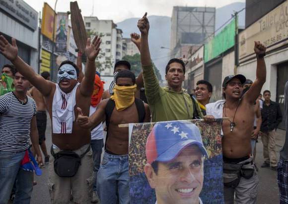 Federico Ríos Escobar - Al grito de "fraude, fraude", los manifestantes intentaron retomar su protesta en la autopista pero fueron contenidos por los militares con gases lacrimógenos y balas de goma.