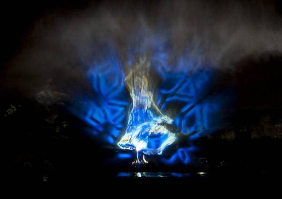 Colprensa - El espectáculo mezcla la técnica mapping de proyección, un montaje hidráulico de la más alta tecnología y sonido line array altavoces.
