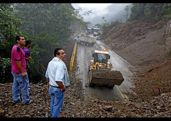 Julio C&#233;sar Herrera Echeverri - En el sitio trabaja maquinaria de Devimed, con el fin de desbloquear la carretera lo m&#225;s pronto posible. Sin embargo, la situaci&#243;n es compleja por la constante ca&#237;da de piedras.