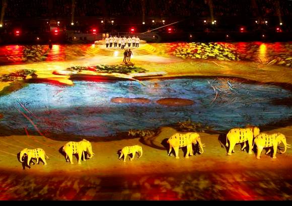 Reuters - Con elefantes simb&#243;licos se record&#243; la inmensidad del territorio africano, su fauna y toda su magia.