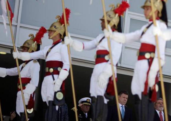 Reuters - Con honores militares fue recibido el presidente Juan Manuel Santos en Brasil.