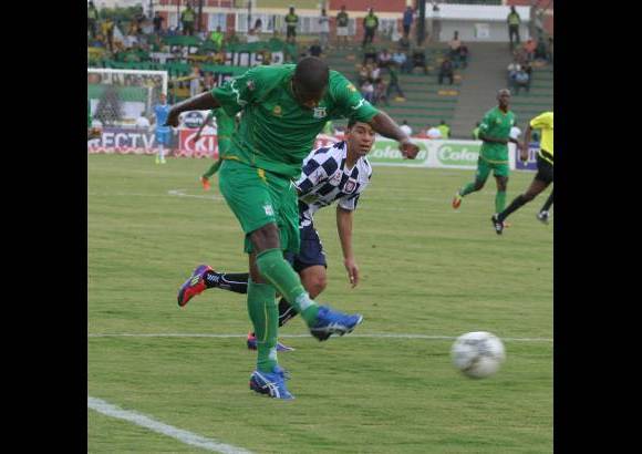 Colprensa - Quindío salvó un punto milagroso. La veteranía de Hamilton Ricard le dio el empate al equipo de Armenia 2-2.
