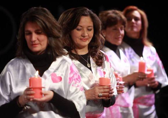 Colprensa-Raúl Palacios - Con una vela rosada se hizo un tributo a las víctimas del cáncer de seno.