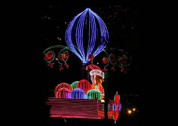 Jaime P&#233;rez - A lo largo del paseo del R&#237;o hay figuras luminosas cargadas de regalos y s&#237;mbolos navide&#241;os.