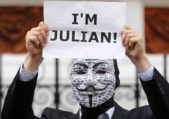 AP - Además se veían mensajes como Soy Julian, Todos somos Julian, Te apoyamos presidente y We are still here.