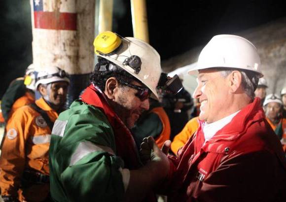 REUTERS - Piñera le dijo "don Luis Urzúa, recibo su turno y lo felicito porque salió último" como los buenos capitanes.