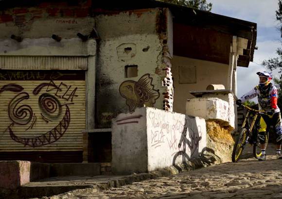 Cortes&#237;a Red Bull - Fervorosos creyentes del down hill urbano -modalidad de descenso de monta&#241;a- subieron hasta lo m&#225;s alto de los 3.152 metros de altura sobre el nivel del mar que tiene el hist&#243;rico cerro de Monserrate.