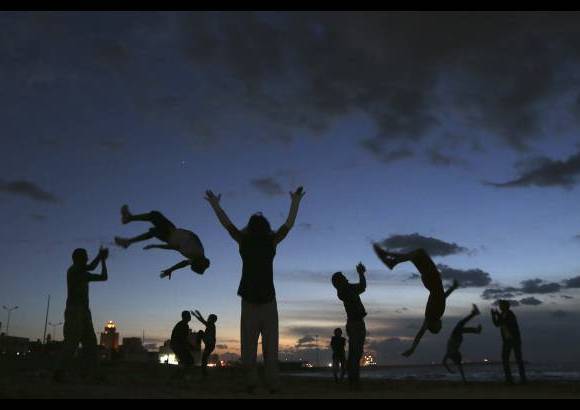 Reuters - Jóvenes libios practican el Parkour, la habilidad de desplazarse superando cualquier obstáculo.