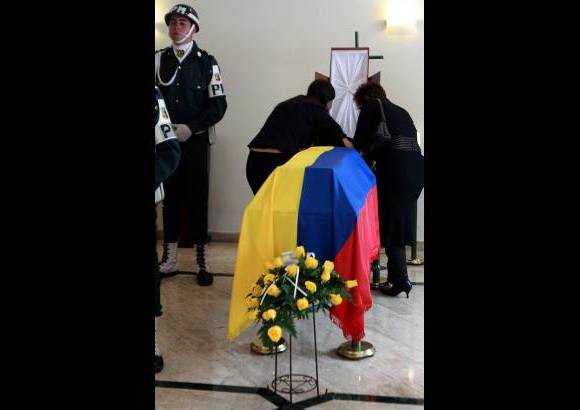 Colprensa-Ra&#250;l Palacios - La velaci&#243;n del soldado William Dom&#237;nguez, asesinado el viernes en la noche en Bogot&#225;, se cumple en Capillas de la Fe, en la capital del pa&#237;s.