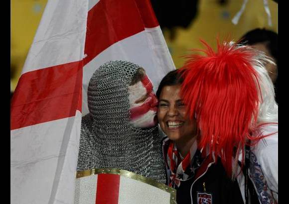 Reuters - Armon&#237;a entre los hinchas de ambos seleccionados.