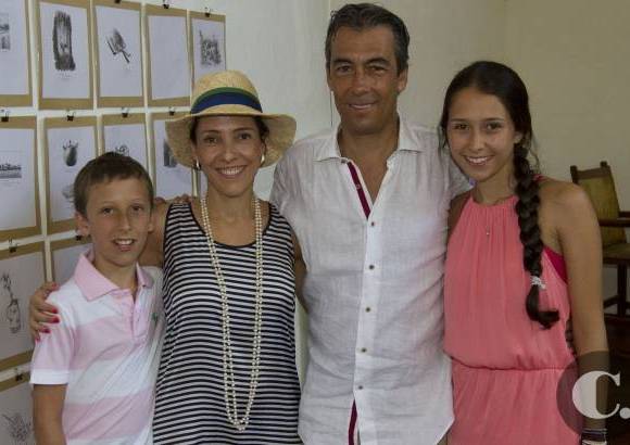 Foto Edwin Bustamante - El autor, en compa&#241;&#237;a de su esposa e hijos: Luciano P&#233;rez, Natalia G&#243;mez, Juan Carlos P&#233;rez y Mar&#237;a Jos&#233; P&#233;rez.