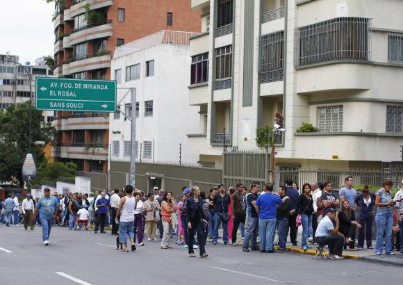 Reuters - Largas filas y masiva asistencia a los centros electorales son la constante en la jornada que se cumple con normalidad.