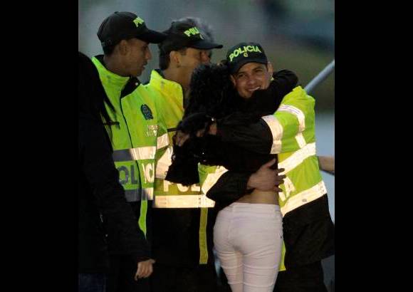 Reuters - El mayor Solórzano fue recibido con un fuerte abrazo por sus seres queridos.