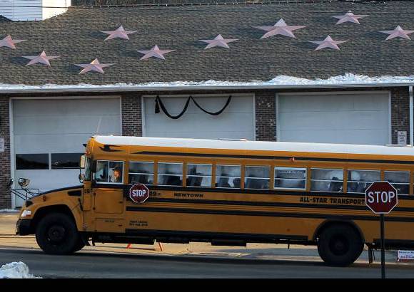 Reuters - Cientos de menores que escaparon el mes pasado a un terrible ataque en una escuela primaria en Newtown, Connecticut, han vuelto a sus aulas por primera vez desde que un hombre armado mató a 20 de sus compañeros y a seis miembros del plantel.
