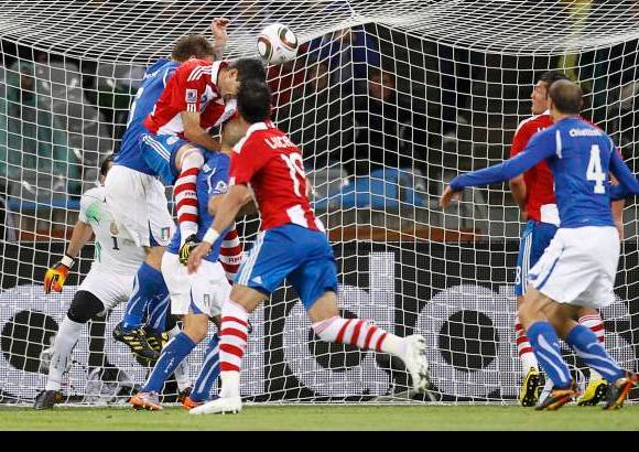 Reuters - El defensor Antolín Alcaraz sorprendió a los espectadores del Green Point Stadium cuando adelantó a los paraguayos en el minuto 39, con un potente remate cruzado tras un tiro libre lanzado por Aureliano Torres desde fuera del área.