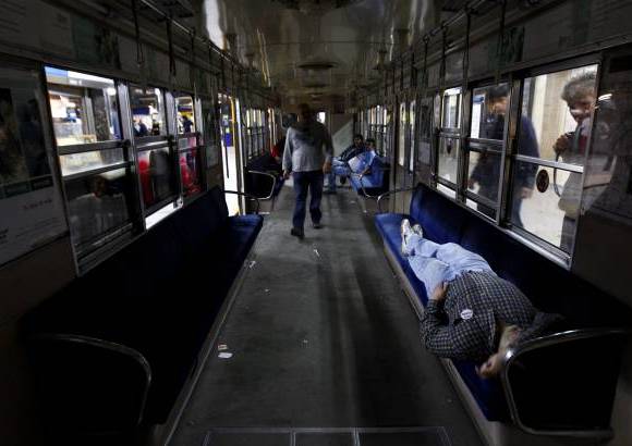 Reuters - Radios y canales de televisión recibieron múltiples mensajes de protesta por esta huelga, encuadrada en un duro enfrentamiento entre el alcalde de Buenos Aires, el conservador Mauricio Macri, y el Gobierno peronista de Cristina Fernández.
