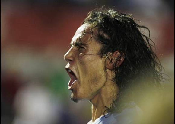 Reuters - Edinson Cavani marc&#243; el primer gol para los charr&#250;as.