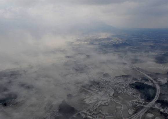 Reuters - La Agencia Meteorol&#243;gica calcula que el material volc&#225;nico podr&#237;a alcanzar un radio entre dos y tres kil&#243;metros alrededor del cr&#225;ter.