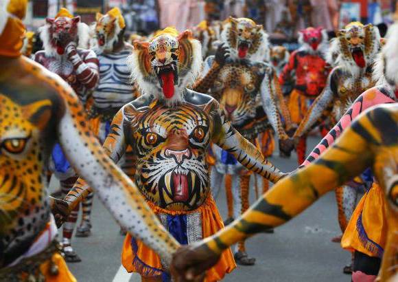 AP - Onam es un festival anual hind&#250; celebrado en Kerala, India, dedicado a la cosecha y que se realiza durante el mes de Chingam (Agosto-Septiembre). Una de sus festividades es el Pulikali o la danza del tigre. Los bailarines, entre ellos algunos ni&#241;os, pintan sus cuerpos con la imagen del felino m&#225;s grande del mundo, en una expresi&#243;n cultural que gira en torno al tema de la caza del animal.